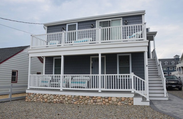 ERSTAUNLICHES NEUES Dreifamilienhaus, Beach Block Ocean Views !!