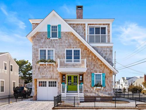 Stunning Ocean-Side 4 Bedroom Property With A Hot Tub And Endless Views