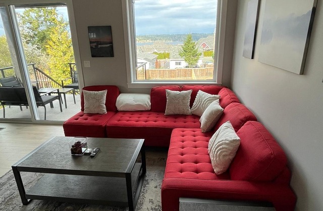 Stunning Ocean Views and a Short Stroll to Downtown