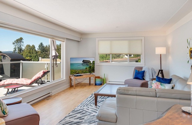 Stunning Ocean View/steps to ocean/wifi/ trails nearby/high cleaning standard