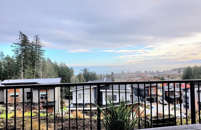 Ocean view Modern 1 bed room self contained suite w/ Full Kitchen and Air Con.