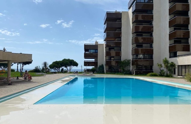 Stunning ocean-view condo newly renovated with pool, garden and 24hr security