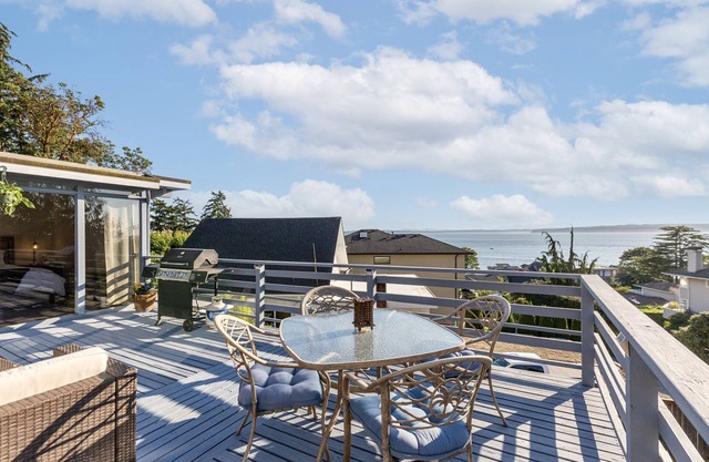 Stunning Ocean View Home walking to Richmond Beach
