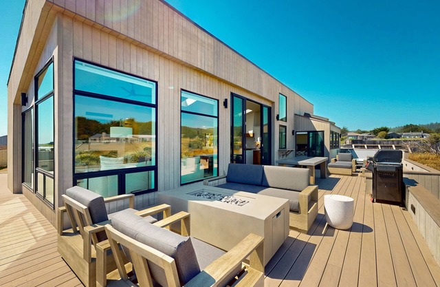 Stunning Ocean View Retreat with Private Hot Tub & Bbq - Shared Pools & Tennis