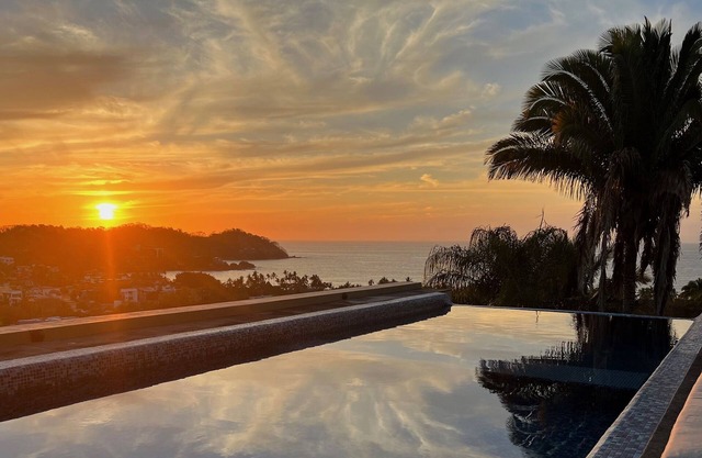 Stunning Ocean Views; 2 Pools;10 min walk to beach