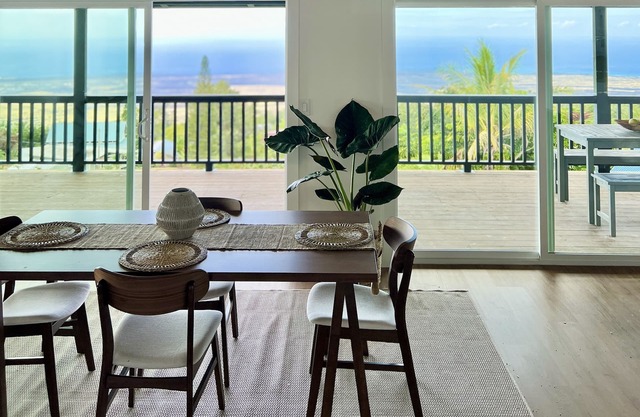 COOL Mauka Retreat mit Panoramablick auf das Meer und der Strand ist nur 5 Minuten entfernt!