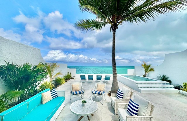 Stunning Oceanfront 3 bedroom house with Generator and Pool Heater!