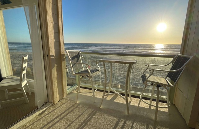 Stunning oceanfront retreat right on the Mission Beach Boardwalk! Parking!