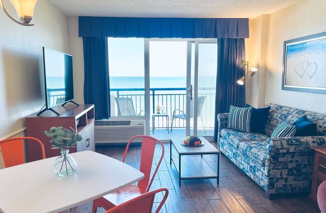 Stunning Oceanfront Suite w Jetted tub!