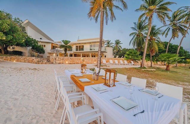 Stunning Oceanfront Villa, 8BR, Private Pool & Beach Access
