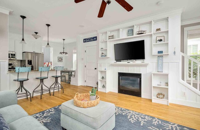 Stunning Olivia Beach Cottage, Across From Park, Hot Tub, Pet Friendly, BBQ, Two Blocks to Beach