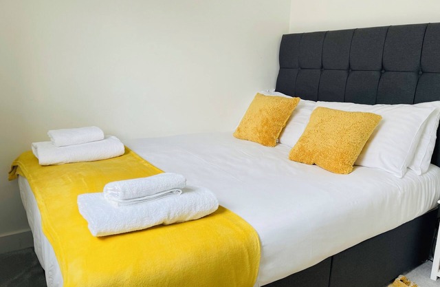 Stunning open plan Penthouse, 3bedroom with terrace sleeps 7, Private parking