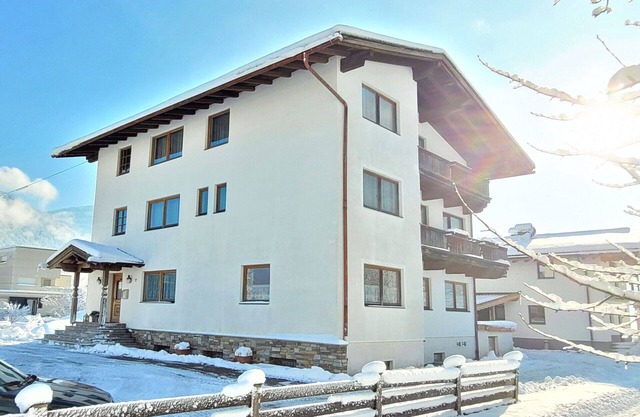 Wunderbares alleinstehendes Ferienhaus für 24 Gäste mit W-LAN, TV, Balkon und Parkplatz