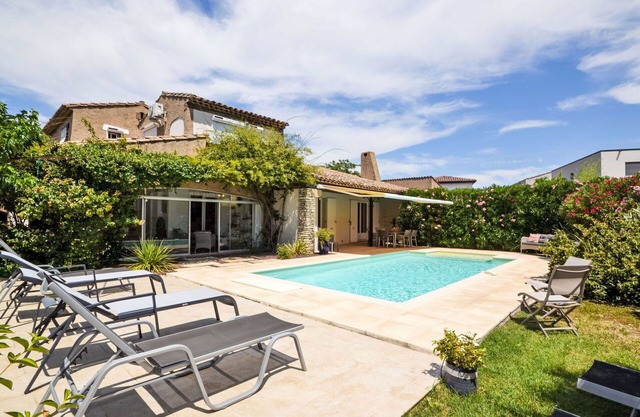 Alleinstehendes Ferienhaus mit W-LAN, privatem Pool, Klimaanlage, TV, Terrasse, Parkplatz