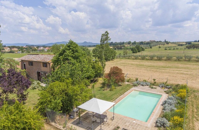 Schönes alleinstehendes Ferienhaus mit privatem Pool, W-LAN, TV, Haustiere erlaubt, Parkplatz