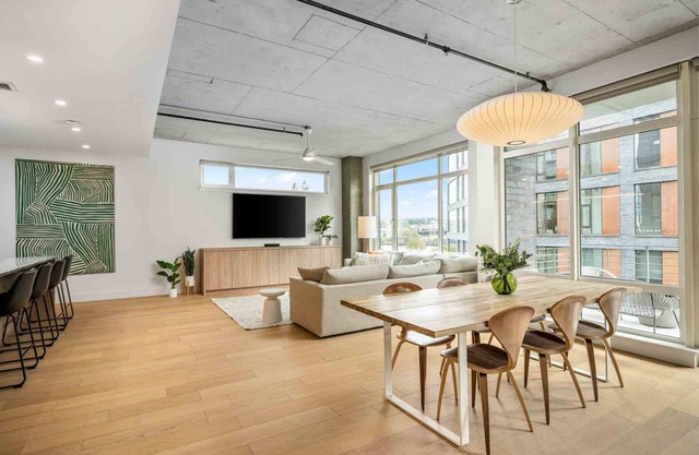 Stunning Pearl District Condo, Next to Parks, Open Layout, Fully Remodeled, Walk to Food and Fun