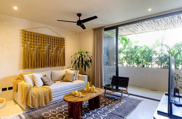 Stunning penthouse with plunge pool access & open layout - great location