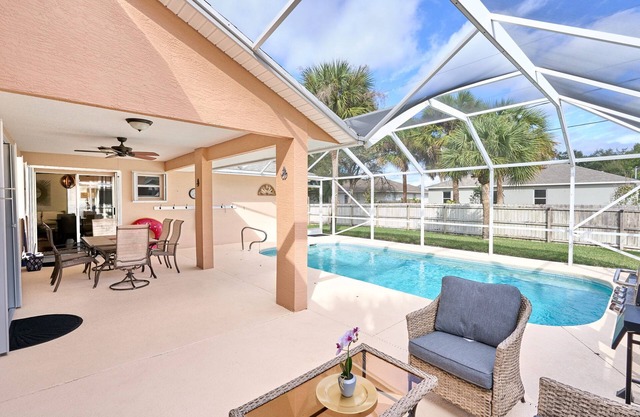 Stunning pool home with lanai-comforts/space for whole family