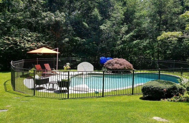 STUNNING POOL & SCREENED PORCH! Private home, close to EVERYTHING!