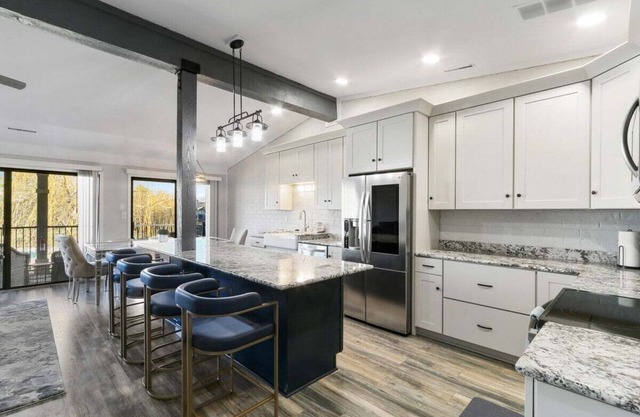 Stunning Pool View Condo at Abbey Villa |Gas Fireplace |Deck |Walk to Beach & Restaurants
