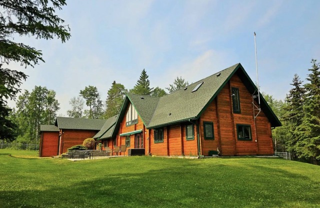 Stunning Private Lakefront Lodge - Sleeps 16 - Check iGuide