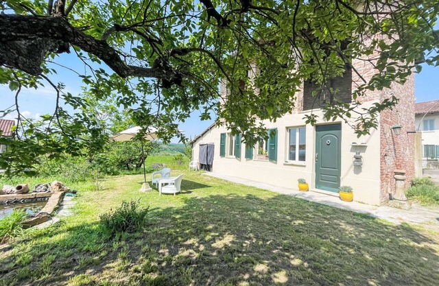 Schönes alleinstehendes Ferienhaus mit Klimaanlage, W-LAN, TV, Innenhof, Panoramablick, Parkplatz