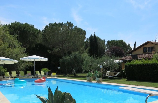 Wunderbares alleinstehendes Ferienhaus für 4 Personen mit W-LAN, privatem Pool, TV und Parkplatz