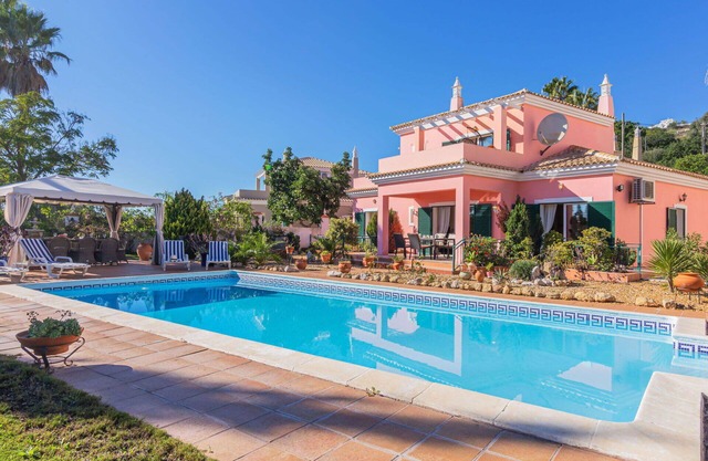 Alleinstehendes Ferienhaus mit Klimaanlage, privatem Pool, W-LAN, TV, Balkon, Panoramablick