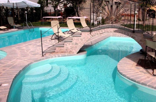Alleinstehendes Ferienhaus mit Whirlpool, W-LAN, Klimaanlage, privatem Pool, TV, Veranda