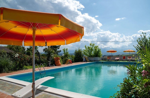 Alleinstehendes Ferienhaus mit Pool, W-LAN, TV, Innenhof, Haustiere erlaubt, Parkplatz, bei Pescara