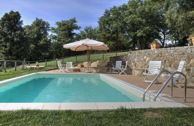 Atemberaubendes alleinstehendes Ferienhaus mit W-LAN, Klimaanlage, privatem Pool, TV und Parkplatz