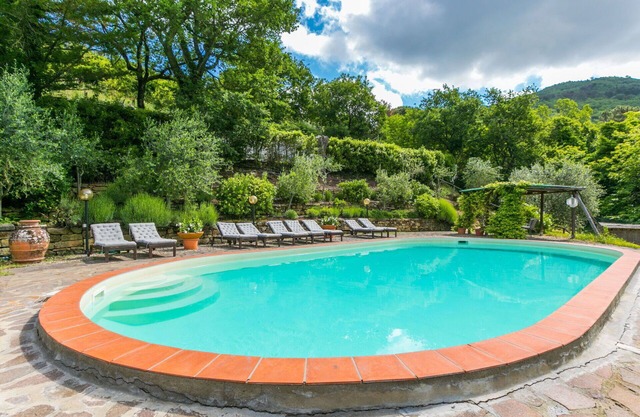 Alleinstehendes Ferienhaus mit Pool, W-LAN, Klimaanlage, TV, Innenhof, Panoramablick, Parkplatz