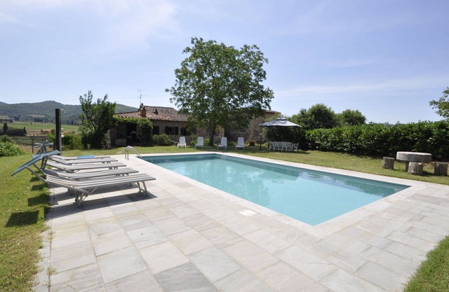 Schönes alleinstehendes Ferienhaus mit privatem Pool, W-LAN, TV, Haustiere erlaubt und Parkplatz