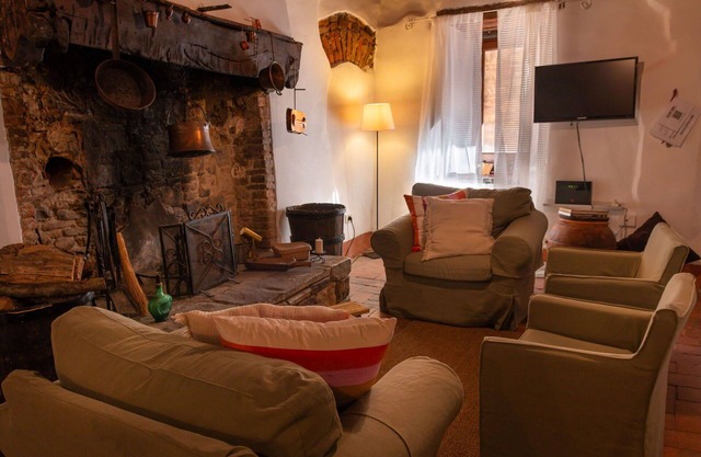 Schönes alleinstehendes Ferienhaus mit W-LAN, Klimaanlage, TV, Innenhof, Parkplatz, bei Arezzo