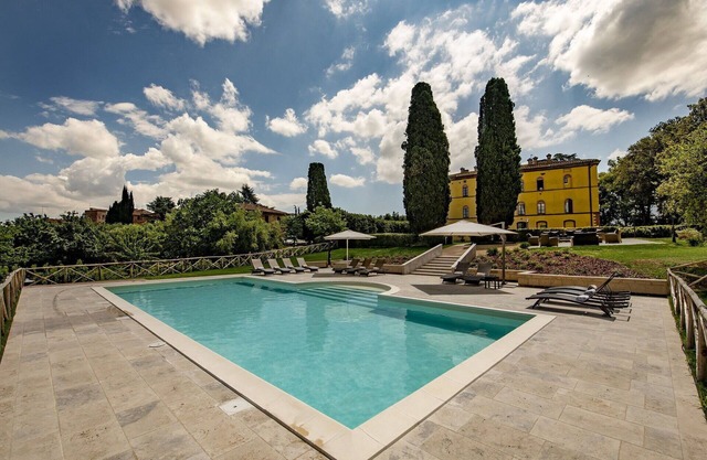 Alleinstehendes Ferienhaus mit privatem Pool, Whirlpool, Klimaanlage, W-LAN, TV, Innenhof