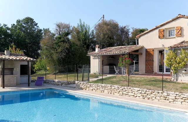 Schönes alleinstehendes Ferienhaus mit privatem Pool, TV, Haustiere erlaubt und Parkplatz