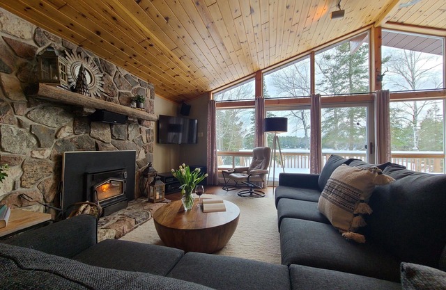 Atemberaubender Privatstrand und neu renoviertes Vier-Jahreszeiten-Cottage am See