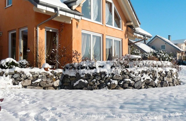 Schönes alleinstehendes Ferienhaus für 4 Gäste mit W-LAN, TV, Balkon und Parkplatz