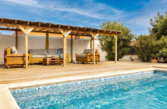 Alleinstehendes Ferienhaus mit Klimaanlage, W-LAN, privatem Pool, TV, Innenhof, Parkplatz