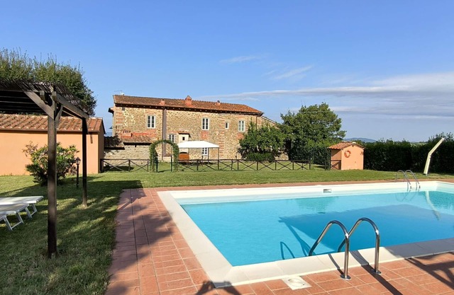 Wunderbares alleinstehendes Ferienhaus mit privatem Pool, W-LAN, TV, Panoramablick, Parkplatz