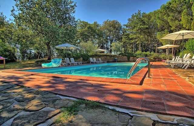 Schönes alleinstehendes Ferienhaus mit privatem Pool, W-LAN, TV, Veranda, Panoramablick, Parkplatz