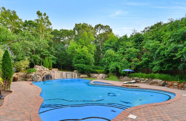 STUNNING PRIVATE OASIS 25 MINS TO WESTHAMPTON! BEACH!!