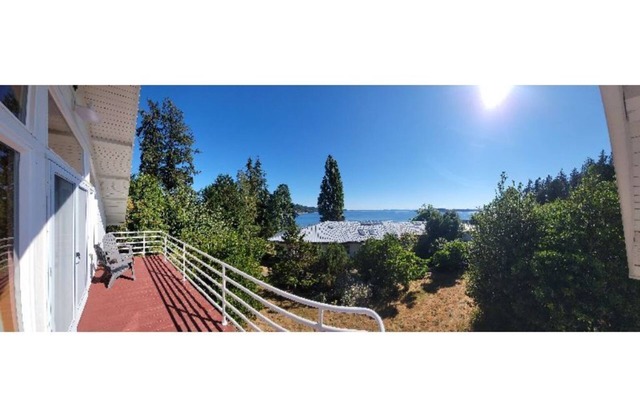 Stunning Private Studio apartment overlooking Puget Sound