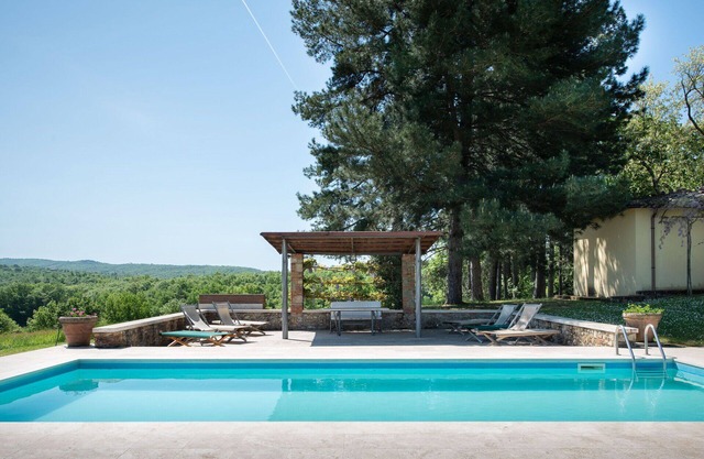 Alleinstehendes Ferienhaus mit Klimaanlage, W-LAN, privatem Pool, TV, Innenhof, Panoramablick
