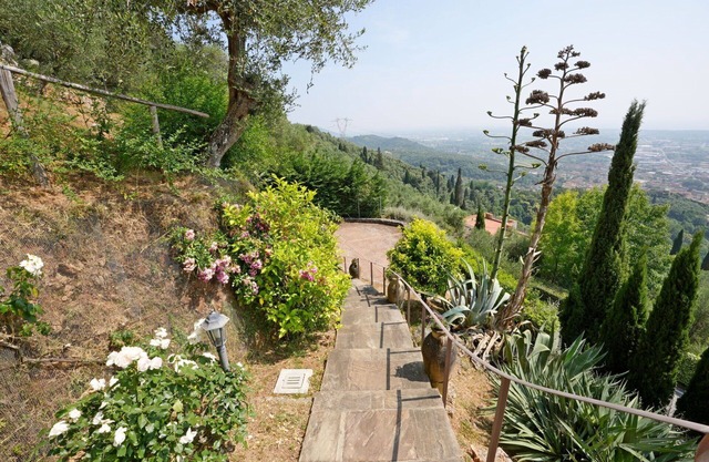 Stunning private villa with WIFI, TV, patio, panoramic view and parking, close to Forte Dei Marmi