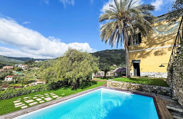 Alleinstehendes Ferienhaus mit W-LAN, Klimaanlage, privatem Pool, Innenhof, Panoramablick