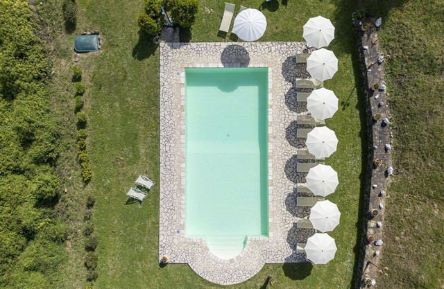 Atemberaubendes alleinstehendes Ferienhaus mit W-LAN, Pool, TV, Panoramablick und Parkplatz