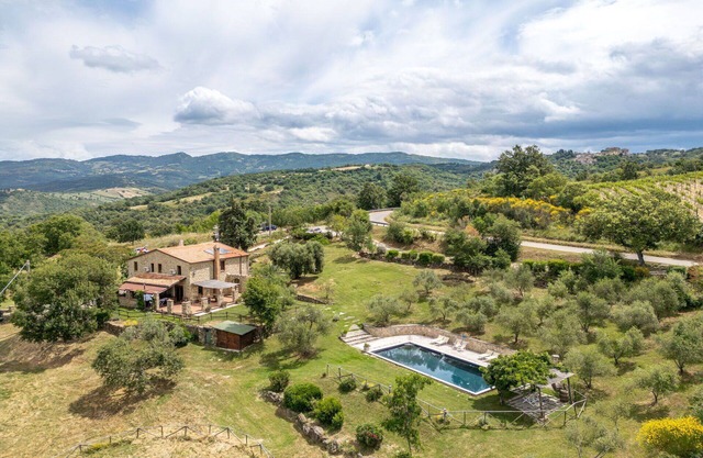 Alleinstehendes Ferienhaus mit privatem Pool, Klimaanlage, W-LAN, TV, Innenhof, Panoramablick