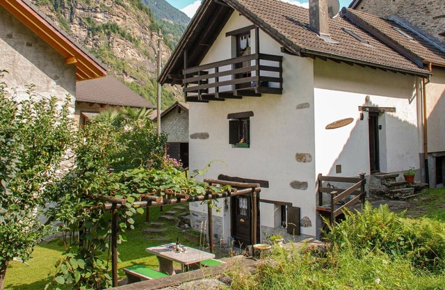 Atemberaubendes alleinstehendes Ferienhaus mit W-LAN, TV, Balkon, Haustiere erlaubt und Parkplatz
