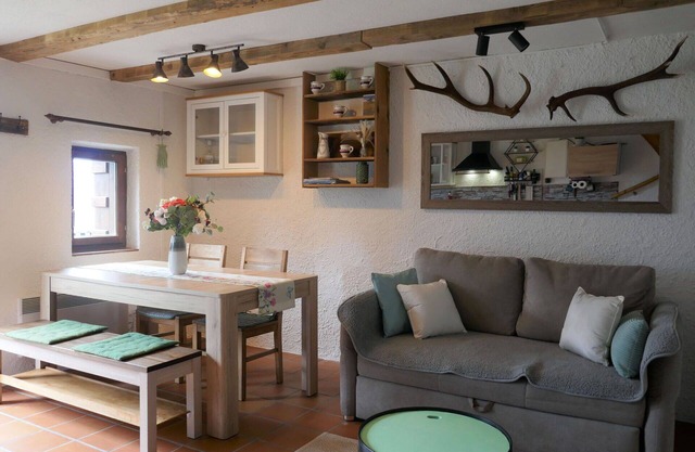 Schönes alleinstehendes Ferienhaus für 4 Leute mit W-LAN, Innenhof und Parkplatz
